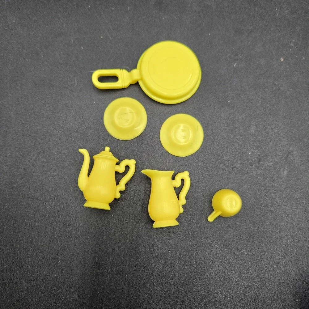 Vtg Barbie Dollhouse Replacement Yellow‎ Plates Pitchers Cup Pan